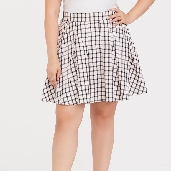 Torrid Ivory Gingham Mini Twill Pleated Skater Skirt in Size 1 (14/16) - Picture 1 of 12